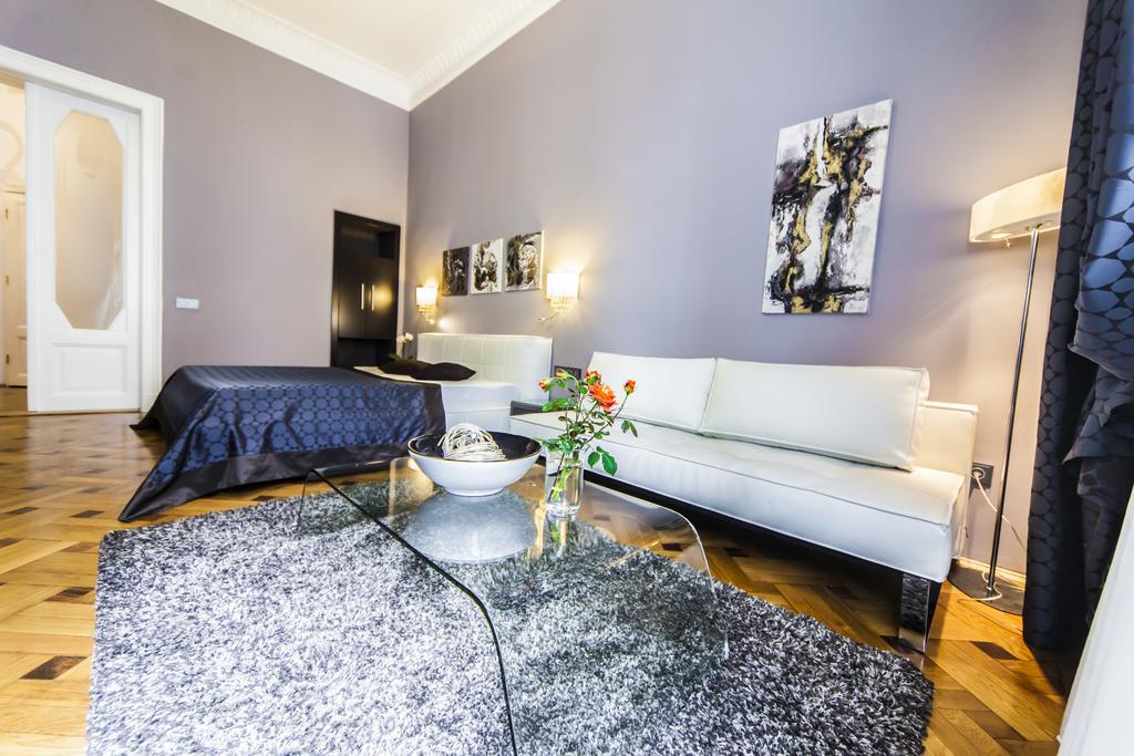 Matei Corvin Deluxe Apartment