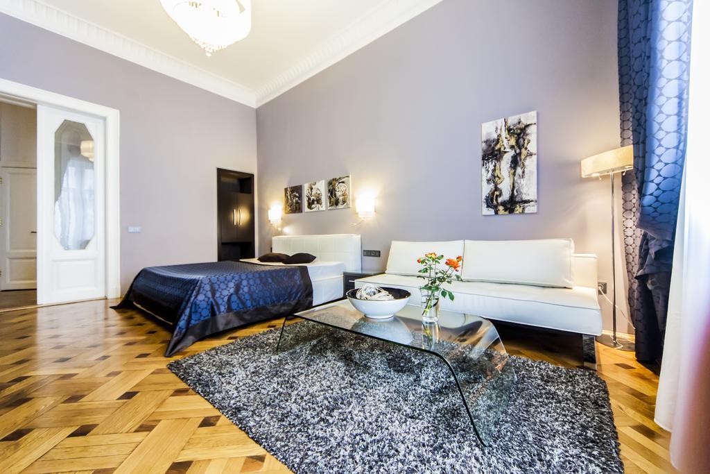 Matei Corvin Deluxe Apartment
